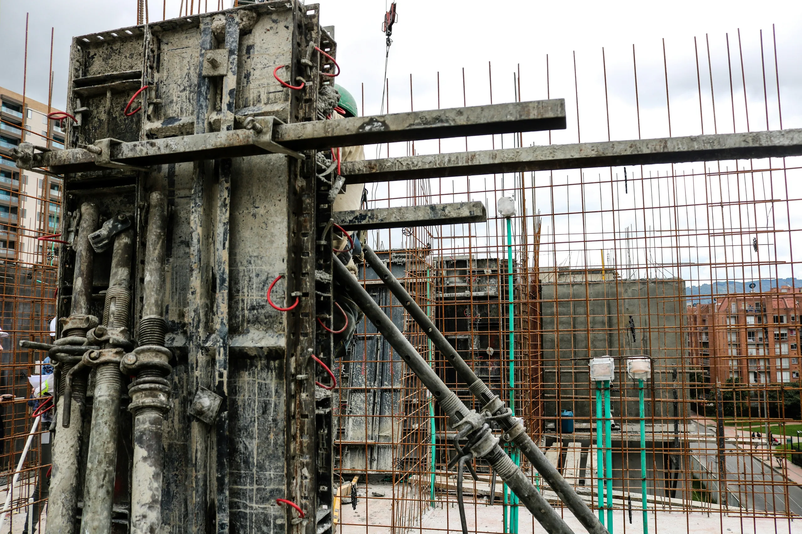 Betonarme Ofis Yapısı — Taşıyıcı Sistem — Perde kalıbı ve payandalar — perde donatısı arkada