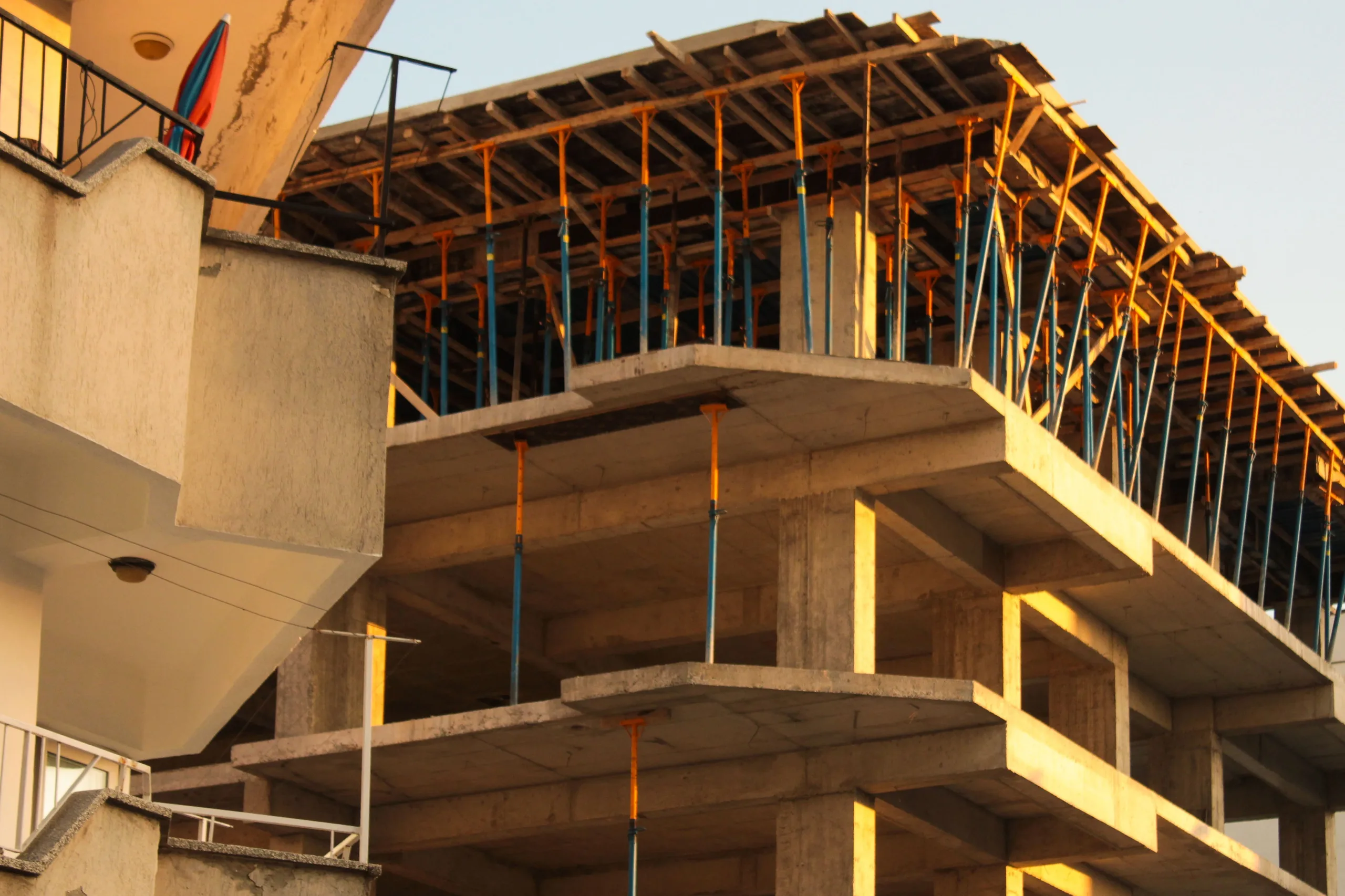 Betonarme Ofis Yapısı — Taşıyıcı Sistem — Şantiye ziyareti — son kat döşeme kalıbı ve dikmeler