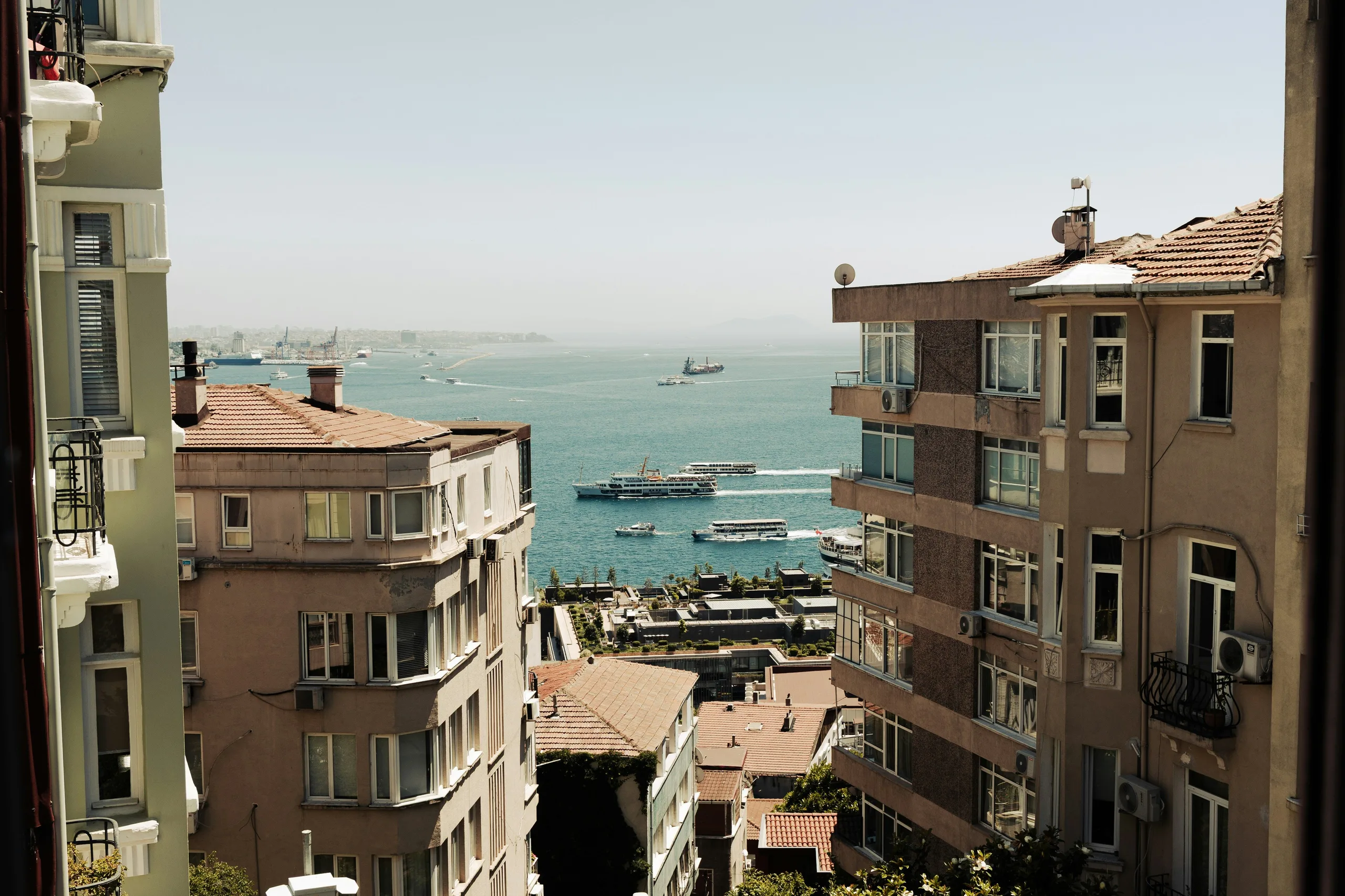 Moda Konutları — 15 Konutlu Apartman — Bağlam: denize inen sokakta 6–7 katlı cumbalı apartmanlar
