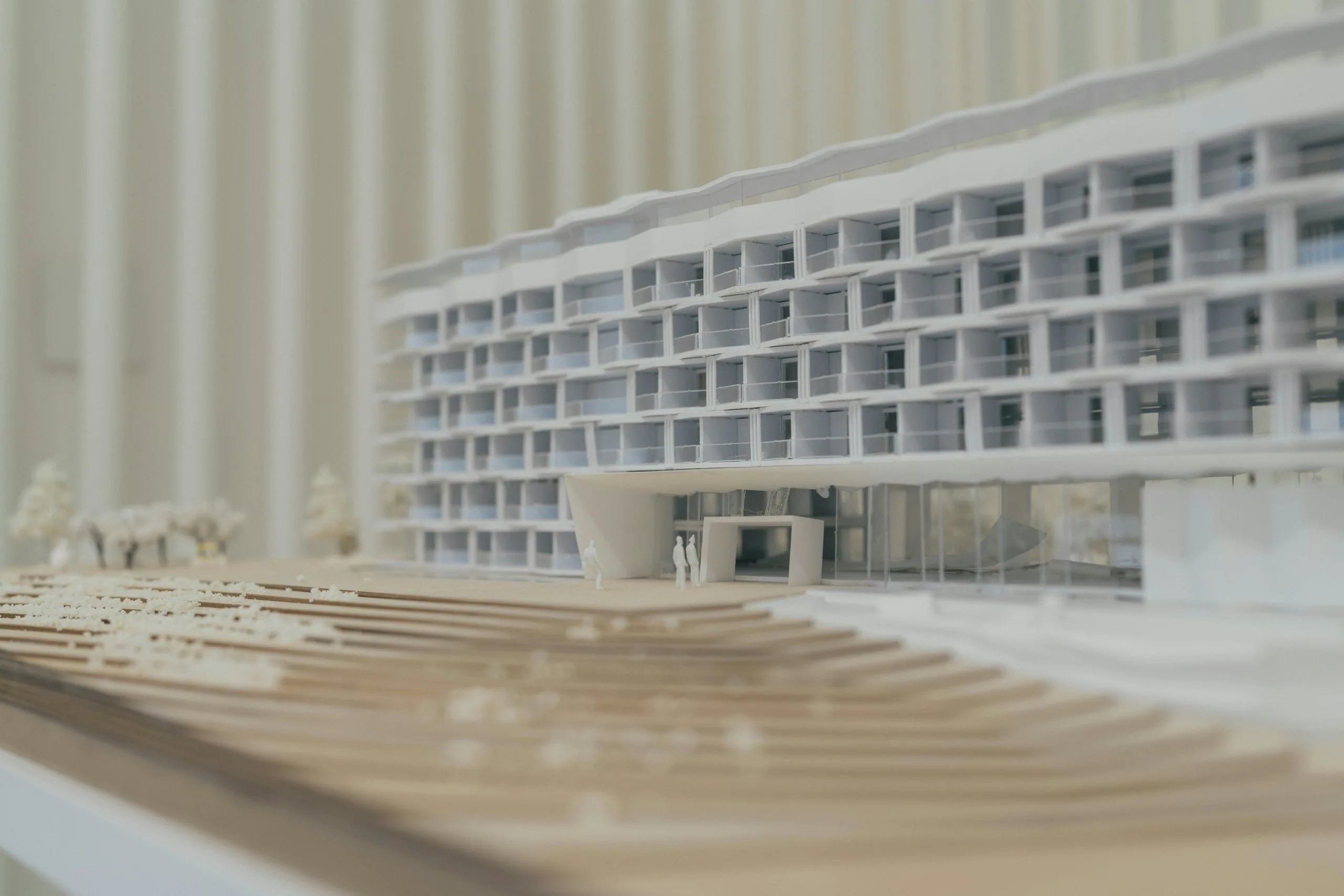 Moda Konutları — 15 Konutlu Apartman — Referans maket: balkon ritmi ve şeffaf zemin kat