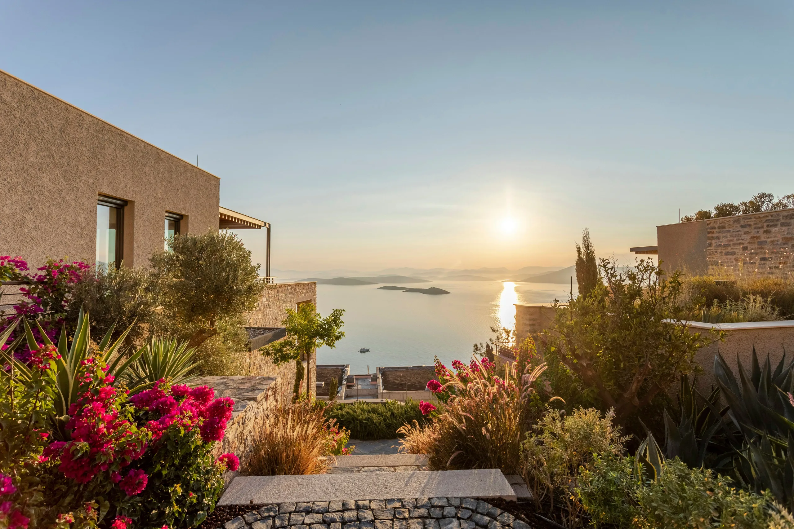 Yalıkavak Villa — Havuzlu Yaz Evi — Bodrum yamacından gün batımı: bahçe ve teras hissi